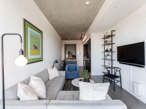 704-7 Smith Cres, Toronto, ON - Indoor Photo Showing Living Room