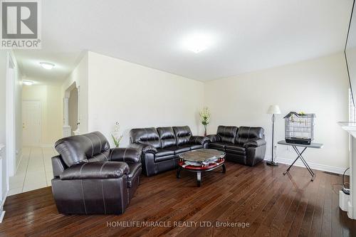 7163 Wrigley Court, Mississauga, ON - Indoor Photo Showing Living Room