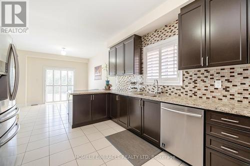 7163 Wrigley Court, Mississauga, ON - Indoor Photo Showing Kitchen With Upgraded Kitchen