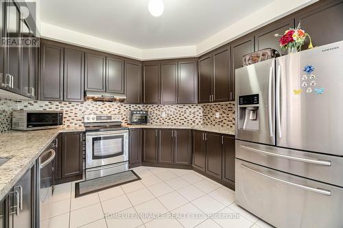 7163 Wrigley Court, Mississauga, ON - Indoor Photo Showing Kitchen With Stainless Steel Kitchen With Upgraded Kitchen