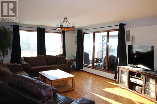 315 Eastside Road, Okanagan Falls, BC - Indoor Photo Showing Living Room