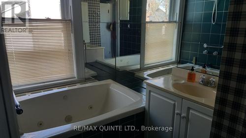 186 Albert Street, Belleville, ON - Indoor Photo Showing Bathroom