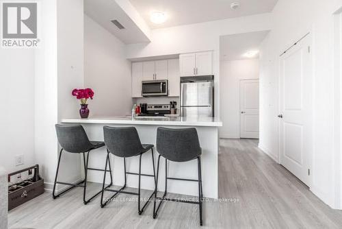 519 - 460 Dundas Street E, Hamilton (Waterdown), ON - Indoor Photo Showing Kitchen