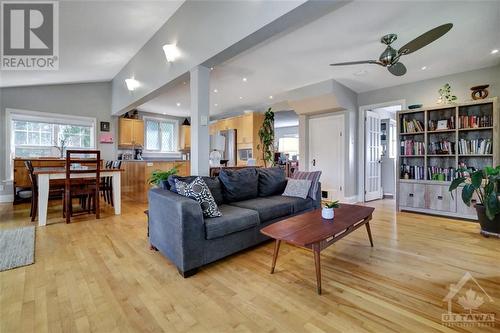 93 Boyce Avenue, Ottawa, ON - Indoor Photo Showing Living Room