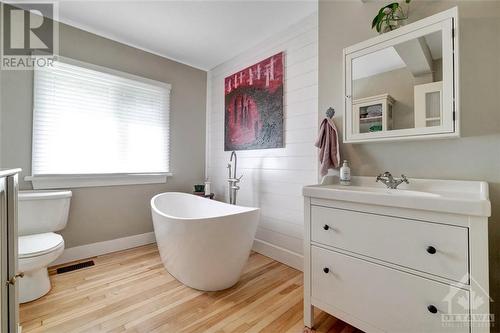 93 Boyce Avenue, Ottawa, ON - Indoor Photo Showing Bathroom