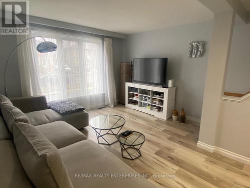 2365 Brookhurst Road, Mississauga, ON - Indoor Photo Showing Living Room