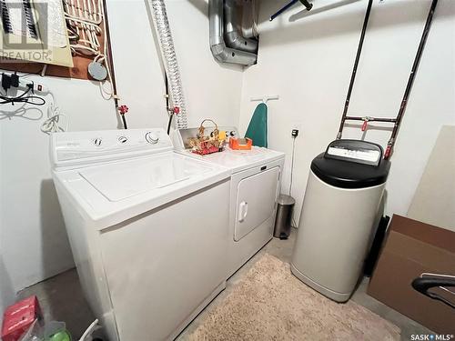 721 Jasper Street, Maple Creek, SK - Indoor Photo Showing Laundry Room