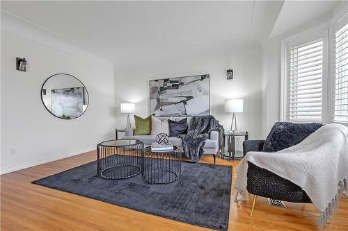 196 Erin Avenue, Hamilton, ON - Indoor Photo Showing Living Room