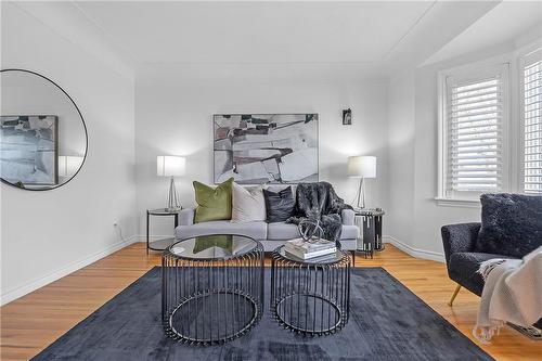 196 Erin Avenue, Hamilton, ON - Indoor Photo Showing Living Room