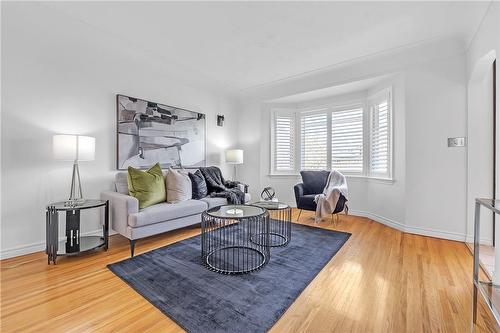 196 Erin Avenue, Hamilton, ON - Indoor Photo Showing Living Room