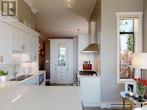 101-4675 Marine Ave, Powell River, BC - Indoor Photo Showing Kitchen With Double Sink