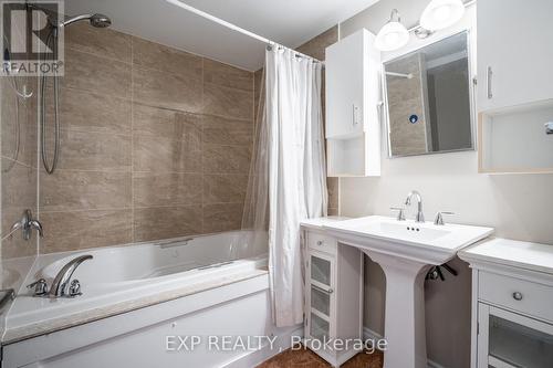 96 Charlotte Street, Hamilton, ON - Indoor Photo Showing Bathroom