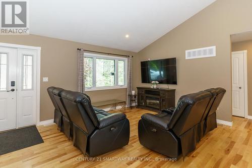 96 Main Street, Burk'S Falls, ON - Indoor Photo Showing Living Room