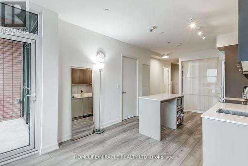 608 - 8 Tippett Road, Toronto, ON - Indoor Photo Showing Kitchen