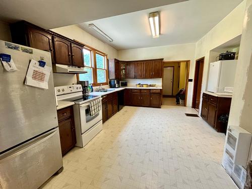 87 Nelson Avenue, Nakusp, BC - Indoor Photo Showing Kitchen