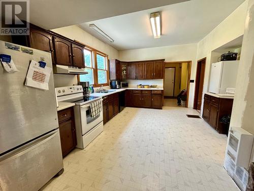 87 Nelson Avenue, Nakusp, BC - Indoor Photo Showing Kitchen With Double Sink