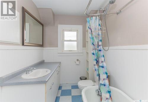 1015 2Nd Avenue Ne, Moose Jaw, SK - Indoor Photo Showing Bathroom