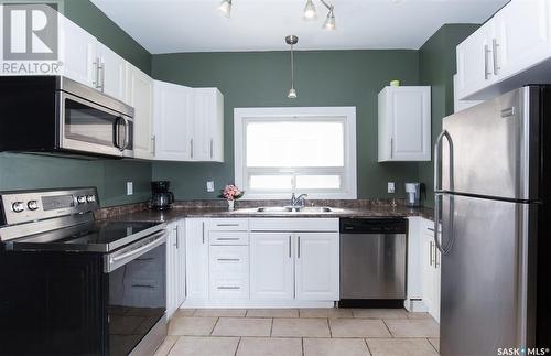 1015 2Nd Avenue Ne, Moose Jaw, SK - Indoor Photo Showing Kitchen With Double Sink
