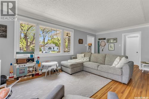 616 29Th Street W, Saskatoon, SK - Indoor Photo Showing Living Room