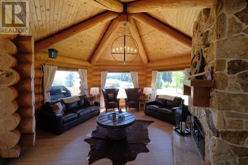 7806 N Bonaparte Road, 100 Mile House, BC - Indoor Photo Showing Living Room