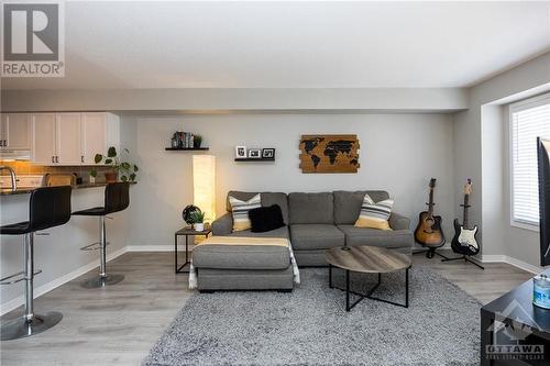 130 Fordham Private, Ottawa, ON - Indoor Photo Showing Living Room