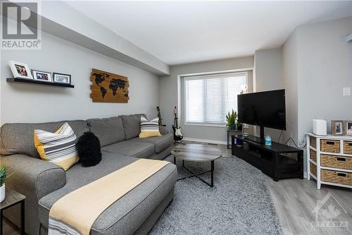 130 Fordham Private, Ottawa, ON - Indoor Photo Showing Living Room