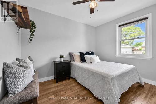 147 Fernwood Crescent, Hamilton, ON - Indoor Photo Showing Bedroom