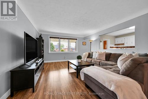 147 Fernwood Crescent, Hamilton, ON - Indoor Photo Showing Living Room