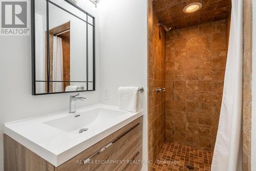 656 King Road, Burlington, ON - Indoor Photo Showing Bathroom