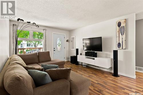 27 Price Crescent, Regina, SK - Indoor Photo Showing Living Room