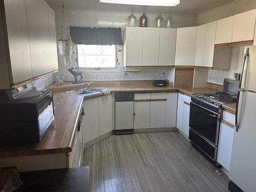 Swan River, Manitoba - Indoor Photo Showing Kitchen With Double Sink