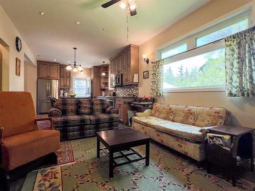 330 Oak Drive, Oak Lake Beach, MB - Indoor Photo Showing Living Room