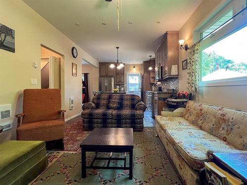 330 Oak Drive, Oak Lake Beach, MB - Indoor Photo Showing Living Room