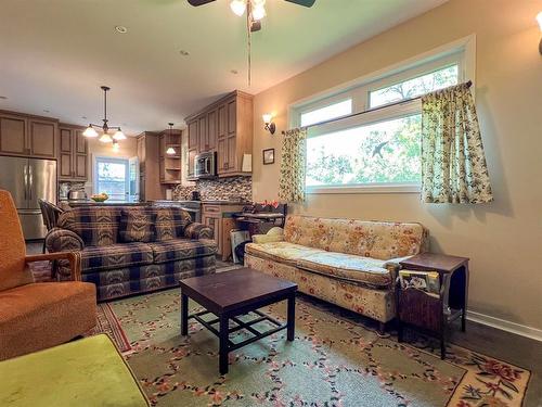 330 Oak Drive, Oak Lake Beach, MB - Indoor Photo Showing Living Room