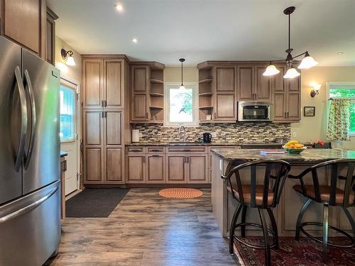 330 Oak Drive, Oak Lake Beach, MB - Indoor Photo Showing Kitchen With Upgraded Kitchen