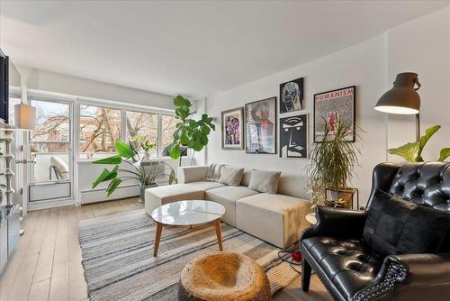 410 71 Roslyn Road, Winnipeg, MB - Indoor Photo Showing Living Room