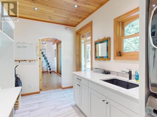 8116 Emmonds Road, Powell River, BC - Indoor Photo Showing Kitchen