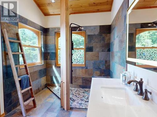 8116 Emmonds Road, Powell River, BC - Indoor Photo Showing Bathroom