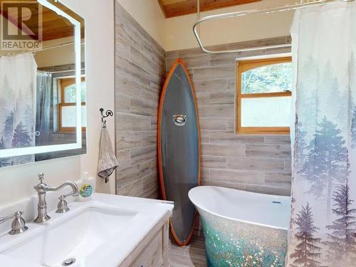 8116 Emmonds Road, Powell River, BC - Indoor Photo Showing Bathroom