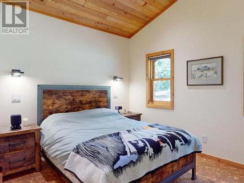 8116 Emmonds Road, Powell River, BC - Indoor Photo Showing Bedroom