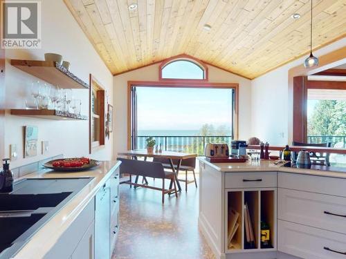 8116 Emmonds Road, Powell River, BC - Indoor Photo Showing Kitchen