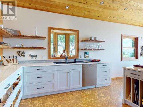 8116 Emmonds Road, Powell River, BC - Indoor Photo Showing Kitchen