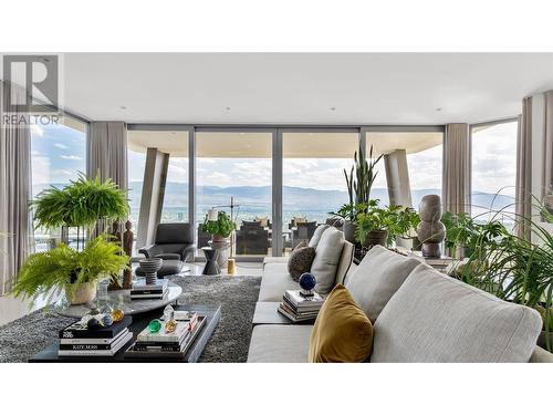 764 Rockcliffe Place, Kelowna, BC - Indoor Photo Showing Living Room