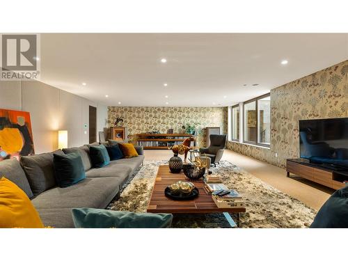 764 Rockcliffe Place, Kelowna, BC - Indoor Photo Showing Living Room