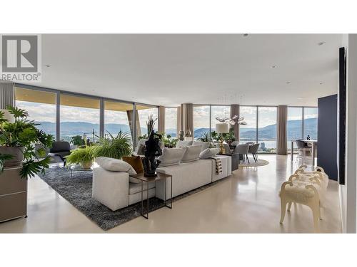 764 Rockcliffe Place, Kelowna, BC - Indoor Photo Showing Living Room