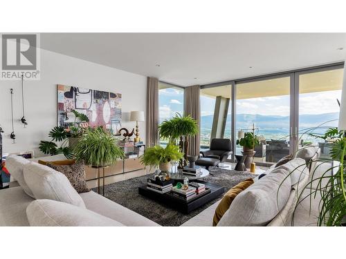 764 Rockcliffe Place, Kelowna, BC - Indoor Photo Showing Living Room