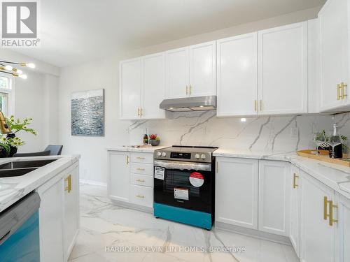 36 Walnut Grove Crescent, Richmond Hill, ON - Indoor Photo Showing Kitchen With Double Sink