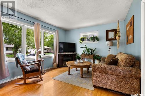 724 Mctavish Street, Regina, SK - Indoor Photo Showing Living Room