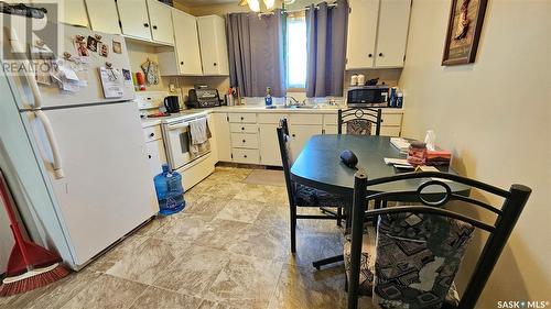 281-291 18Th Avenue Ne, Swift Current, SK - Indoor Photo Showing Kitchen With Double Sink