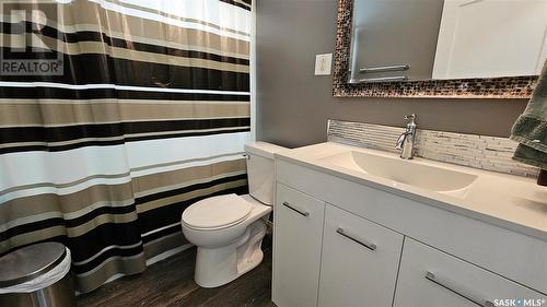 460 4Th Avenue Nw, Swift Current, SK - Indoor Photo Showing Bathroom